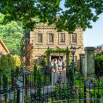 un cuplu britanic a fost despagubit dupa ce 170 de mingi apartinand unui teren de fotbal din apropiere au ajuns in gradina casei lor 682c965f1f912