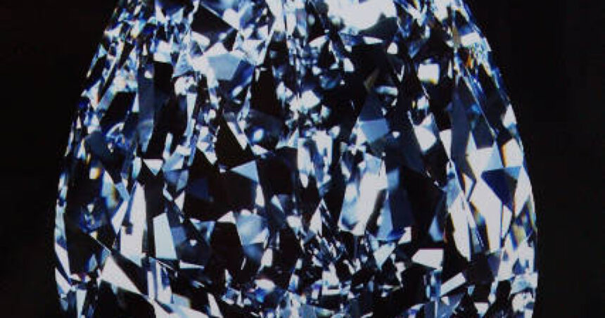 un diamant albastru extrem de rar a fost vandut la licitatie pentru 215 milioane de dolari 68249ee0be7f5