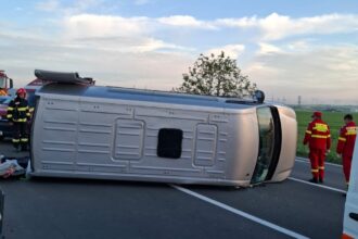 un microbuz transformat in rulota s a rasturnat pe dn2a doi ucraineni au fost implicati in accident 681b10324b58d