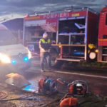 un tanar de 19 ani a murit si doua persoane au fost ranite dupa ce masina in care se aflau a lovit un vehicul parcat si un stalp 6838c60aae2d5