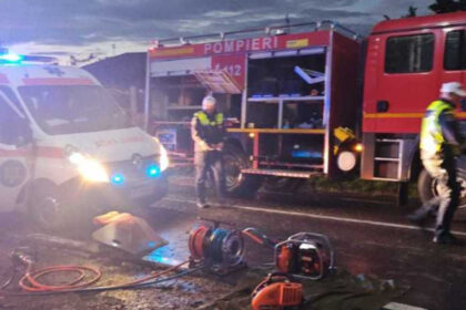 un tanar de 19 ani a murit si doua persoane au fost ranite dupa ce masina in care se aflau a lovit un vehicul parcat si un stalp 6838c60aae2d5