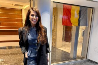 unde a votat ilinca vandici imbracata modern si incaltata cu pantofi de 1 000 de euro vedeta a spus nu conteaza unde te afli in lume vocea ta conteaza 6815f8f1bfcdc