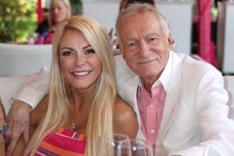 vaduva fondatorului playboy a fost ceruta in casatorie la 8 ani de la decesul lui cine e viitorul sot al lui crystal hefner 6815e3c14e7cc