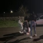video bataie cu pumni si picioare intre mai multe fete in plina strada la ion corvin o tanara a fost pusa la pamant si lovita din toate partile 682b751f42eab