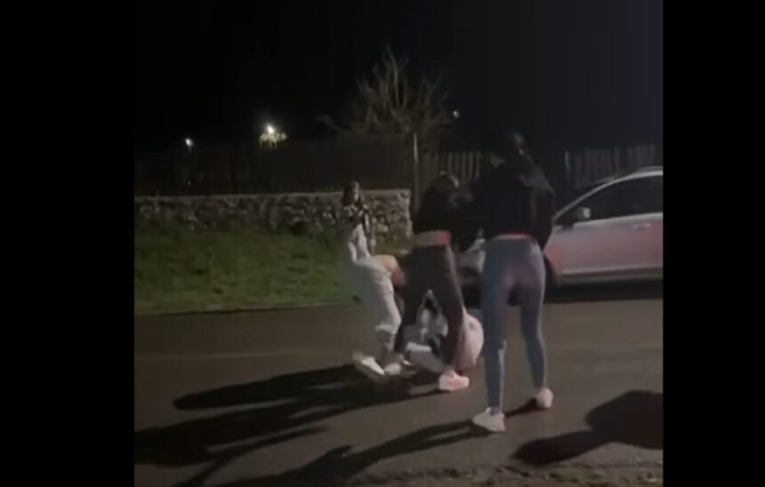 video bataie cu pumni si picioare intre mai multe fete in plina strada la ion corvin o tanara a fost pusa la pamant si lovita din toate partile 682b751f42eab