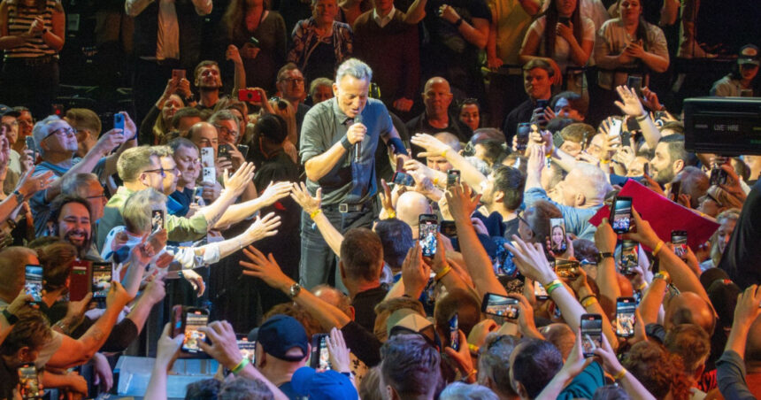 video bruce springsteen si a reluat atacurile la adresa presedintelui sua corupt si incompetent trump esti o pruna batrana uscata 683a03510dc7f