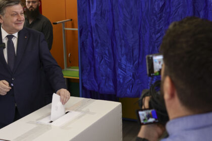 video crin antonescu la iesirea de la urne am votat pentru o romanie puternica unita si demna 68171cff58f88