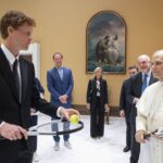 video de data asta s a abtinut ce a facut jannik sinner la intalnirea cu papa leon al xiv lea 6824a9966d237