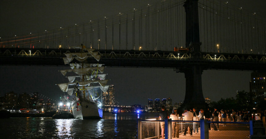 video doi morti dupa ce un velier al marinei mexicane a lovit podul brooklyn din new york 68298ae758951