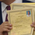 video dupa nicusor dan si george simion si a prezentat diploma de bacalaureat si a adus cu el si certificatul de casatorie 68232e8061aa7