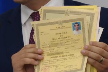video dupa nicusor dan si george simion si a prezentat diploma de bacalaureat si a adus cu el si certificatul de casatorie 68232e8061aa7