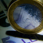 video euro atinge un nou maxim istoric 509 lei cursul valutar trece de pragul psihologic de 5 lei pentru un euro a doua zi la rand 681b4ce814523