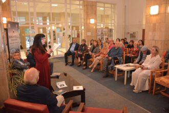 video eveniment de inalta tinuta la biblioteca judeteana ioan n roman din constanta trei poeti greci si au prezentat volumele de poezie in editie bilingva romana si greaca 6831cc9f5e171