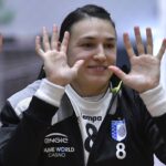 video exclusiv neagu de neoprit cifrele cristinei fantastice la ultima aparitie pe teren momentul in care a primit trofeul de campioana 6829ec141a098
