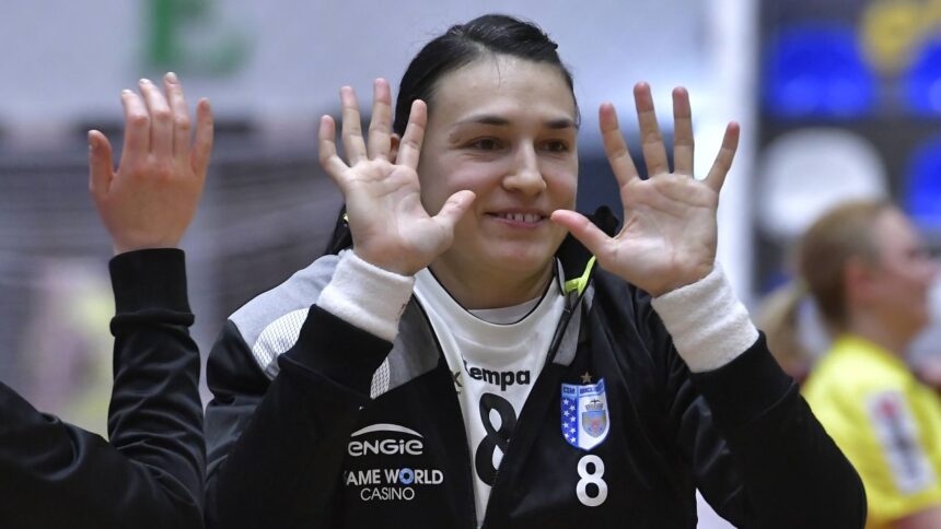 video exclusiv neagu de neoprit cifrele cristinei fantastice la ultima aparitie pe teren momentul in care a primit trofeul de campioana 6829ec141a098