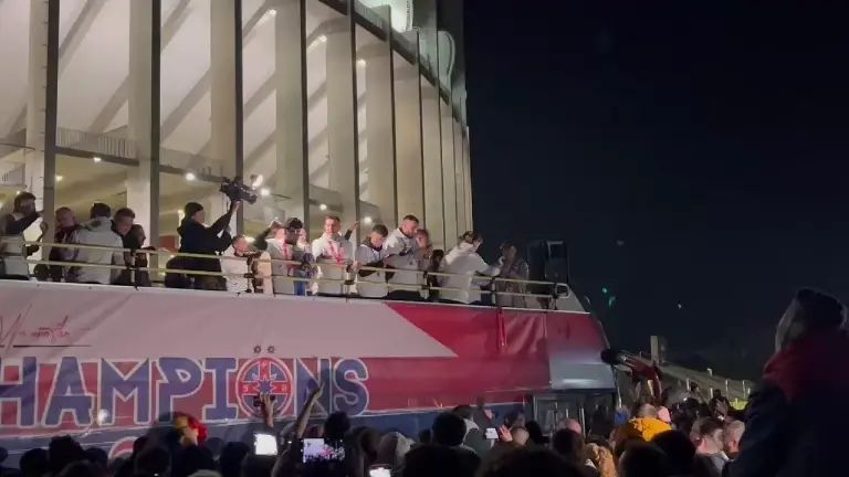 video exclusiv nebunie in bucuresti fcsb a declansat fiesta pe strazi cu trofeul de campioana manele in autocar si parada triumfala 6828fea1c6ca3