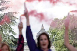 video fum roz la vatican activiste cer includerea femeilor in conclav 681b879556241