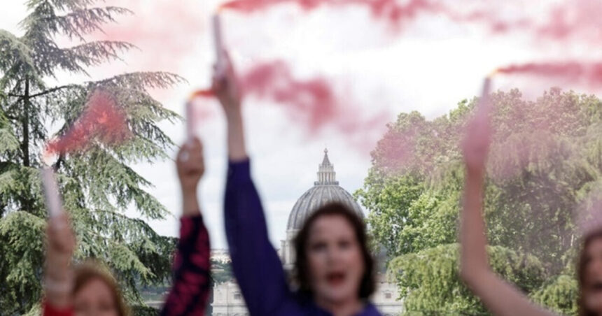 video fum roz la vatican activiste cer includerea femeilor in conclav 681b879556241