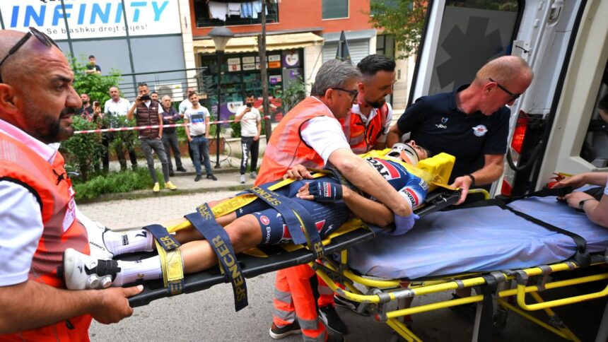 video imagini horror de la turul italiei ciclistul si a fracturat a 11 a vertebra si a ramas intins pe trotuar 681f3367a5149