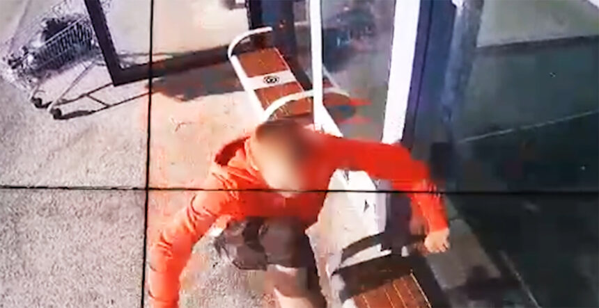 video imagini socante geamul unei statii ct bus facut praf de un barbat 6819c231cd0a9