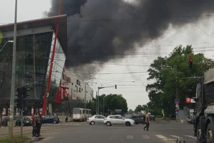 video incendiu puternic la un mall din arad doi angajati surprinsi de foc pe acoperisul cladirii a fost emis mesaj ro alert 681f642209e73