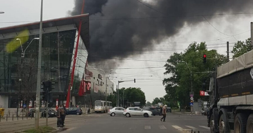 video incendiu puternic la un mall din arad doi angajati surprinsi de foc pe acoperisul cladirii a fost emis mesaj ro alert 681f642209e73