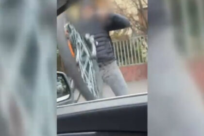 video incident violent in trafic la timisoara un biciclist a atacat o soferita si i a spart parbrizul masinii 6819b0425471a