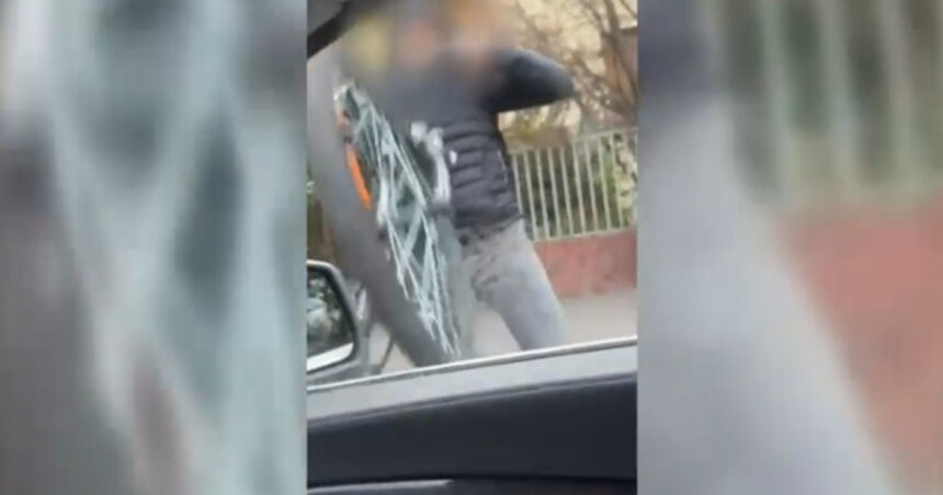 video incident violent in trafic la timisoara un biciclist a atacat o soferita si i a spart parbrizul masinii 6819b0425471a