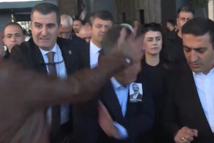 video liderul opozitiei din turcia a fost atacat de catre un barbat dupa o ceremonie de comemorare 6817a2ea0987f