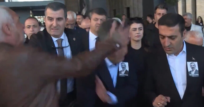 video liderul opozitiei din turcia a fost atacat de catre un barbat dupa o ceremonie de comemorare 6817a2ea0987f