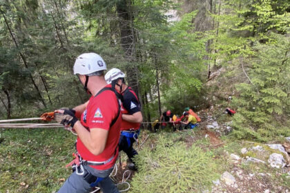 video misiune contracronometru in bihor si alba pentru salvarea unor turisti raniti pe munte unul dintre ei a intrat pe un traseu interzis 6820d92f8c69b