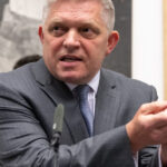 video premierul slovac robert fico a tinut o sedinta de guvern in locul in care era sa moara acum un an cand a fost impuscat 68271a121ccb5