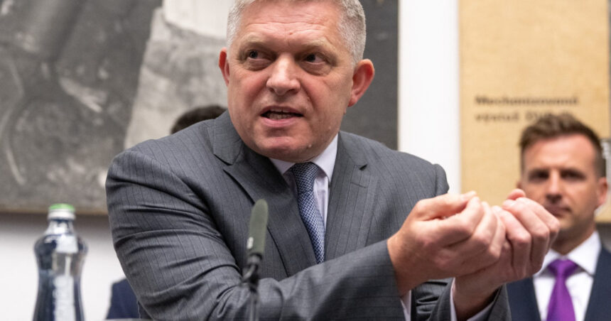 video premierul slovac robert fico a tinut o sedinta de guvern in locul in care era sa moara acum un an cand a fost impuscat 68271a121ccb5