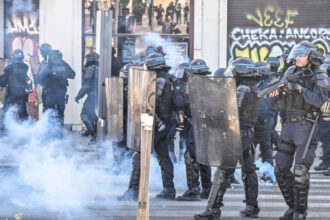 video proteste violente in franta de ziua muncii zeci de manifestanti au fost arestati in mai multe orase din tara 6813a185b54a0