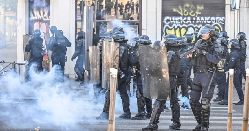 video proteste violente in franta de ziua muncii zeci de manifestanti au fost arestati in mai multe orase din tara 6813a185b54a0