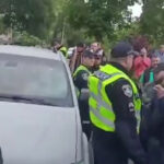 video razvratire intr un oras din vestul ucrainei mai multe persoane au blocat un vehicul de recrutare al armatei si i au intepat anvelopele 6839bc12e3344