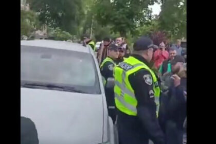 video razvratire intr un oras din vestul ucrainei mai multe persoane au blocat un vehicul de recrutare al armatei si i au intepat anvelopele 6839bc12e3344