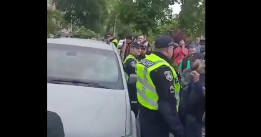 video razvratire intr un oras din vestul ucrainei mai multe persoane au blocat un vehicul de recrutare al armatei si i au intepat anvelopele 6839bc12e3344
