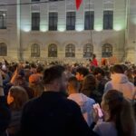video sute de cetateni sunt in centrul capitalei pentru a sarbatori victoria lui nicusor dan 682a3cc99162c