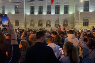 video sute de cetateni sunt in centrul capitalei pentru a sarbatori victoria lui nicusor dan 682a3cc99162c