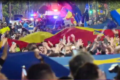 video sute de oameni au iesit in centrul capitalei pentru a sarbatori victoria lui nicusor dan la alegerile prezidentiale 682a44907f99b