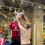 video tolea ciumac style bataie cu tomberoane intre fanii lui tottenham si manchester united inainte de finala europa league 682dad4bd85fe