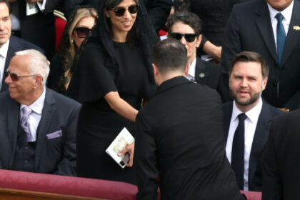 video volodimir zelenski si jd vance si au dat mana la vatican la slujba inaugurala a pontificatului lui leon al xiv lea 6829aefe35f11