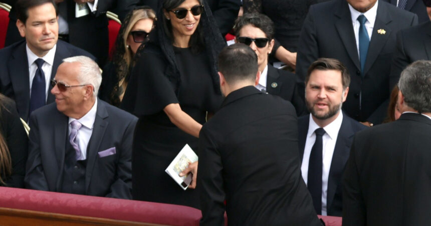 video volodimir zelenski si jd vance si au dat mana la vatican la slujba inaugurala a pontificatului lui leon al xiv lea 6829aefe35f11