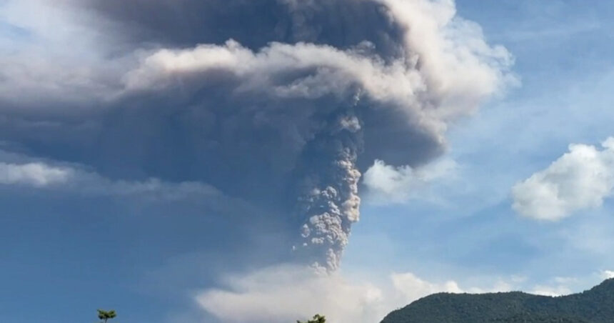 video vulcanul lewotobi laki laki a erupt indonezia a crescut nivelul de alerta la maximum 682ac4c0ec7f9