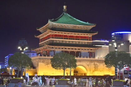 video zeci de turisti in pericol dupa ce acoperisul unui turn vechi de 600 de ani s a prabusit in china imagini cu momentul dramatic 682d9cdf425ad