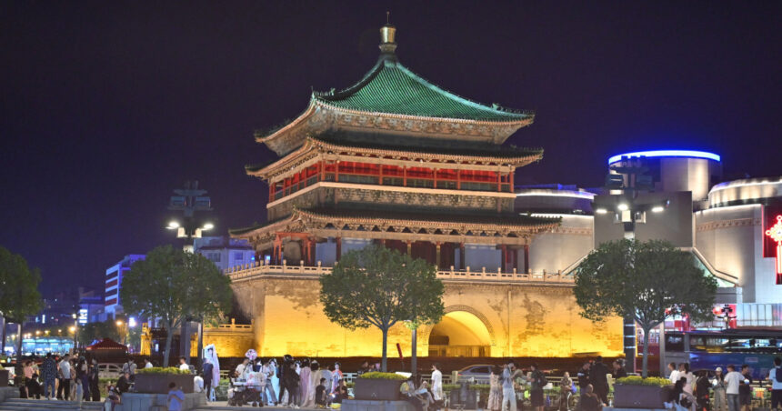 video zeci de turisti in pericol dupa ce acoperisul unui turn vechi de 600 de ani s a prabusit in china imagini cu momentul dramatic 682d9cdf425ad