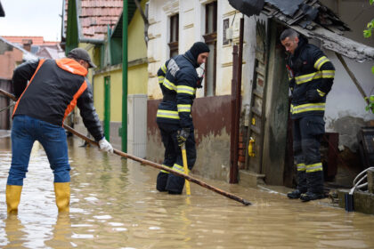 videofoto ploile si viiturile fac ravagii in tara sute de oameni evacuati case si drumuri inundate codul rosu de inundatii ramane in vigoare 68380cb83b658