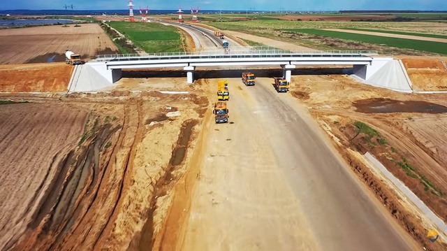 videofoto umbrarescu cu muncitori 24 ore din 24 pe autostrada ford ridica grinzile cand va fi deschis un nou tronson 6835a4245f0b8