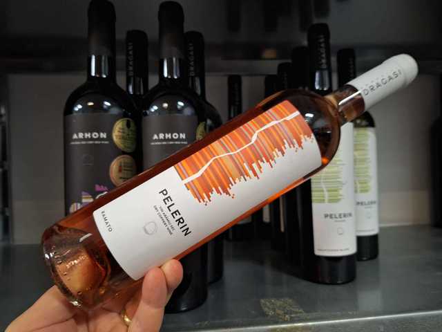 vinul zilei un pinot gris de la o crama romaneasca din dragasani produs in editie limitata elegant proaspat si echilibrat alegerea ideala pentru cinele usoare si preparatele cu influente meditera 682434c4943bd